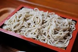 年越しそばで迎春 伝統的な年越し蕎麦の歴史と今